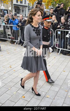 La duchesse de Cambridge arrive à l'hôtel de ville d'Islington, à Londres, pour rencontrer des enfants et des mentors du programme d'intervention précoce de chance UK. Banque D'Images