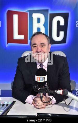 Alex Salmond photographié dans les studios LBC à Londres, où il organisera son propre spectacle hebdomadaire à partir du 13 janvier. « The Alex Salmond Phone-In on LBC » sera en ligne tous les mercredis de 16h à 16h30, pendant le spectacle d'Iain Dalé. Banque D'Images