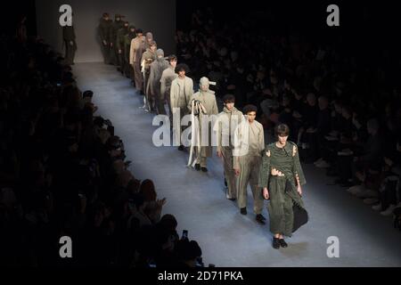 Modèles sur la passerelle du Craig Green Fashion show, qui a eu lieu dans le cadre de London Collections Men AW2016 à Ambika P3, Université de Westminster, Londres. Banque D'Images