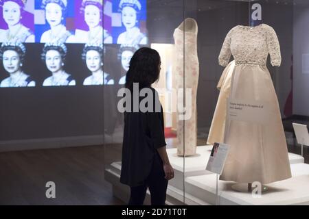 Une robe de soirée de Hardy amies, portée par la Reine, exposée à la nouvelle exposition Fashion Rules, présentant des pièces des collections de HM la Reine, la princesse Margaret et Diana, la princesse de Galles, au Palais de Kensington à Londres. Banque D'Images