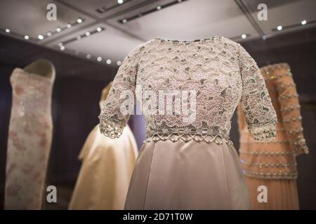 Une robe de soirée de Hardy amies, portée par la Reine, exposée à la nouvelle exposition Fashion Rules, présentant des pièces des collections de HM la Reine, la princesse Margaret et Diana, la princesse de Galles, au Palais de Kensington à Londres. Banque D'Images