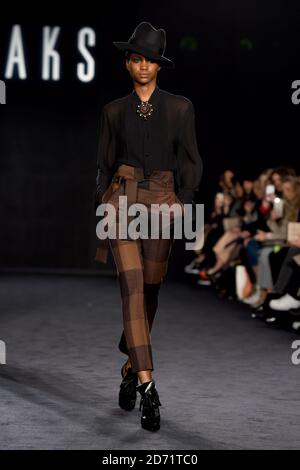 Modèles sur la passerelle pendant le spectacle Daks automne/hiver 2016 London Fashion week, à l'hôtel Langley, Londres Banque D'Images