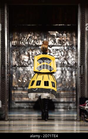 Alice Dellal sur la passerelle pendant le spectacle de la semaine de la mode de Londres de Pam Hogg automne/hiver 2016, au Freemason's Hall, Londres Banque D'Images