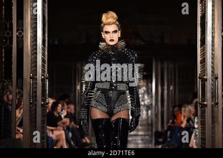 Alice Dellal sur la passerelle pendant le spectacle de la semaine de la mode de Londres de Pam Hogg automne/hiver 2016, au Freemason's Hall, Londres Banque D'Images