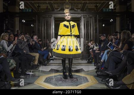 Alice Dellal sur la passerelle pendant le spectacle de la semaine de la mode de Londres de Pam Hogg automne/hiver 2016, au Freemason's Hall, Londres Banque D'Images