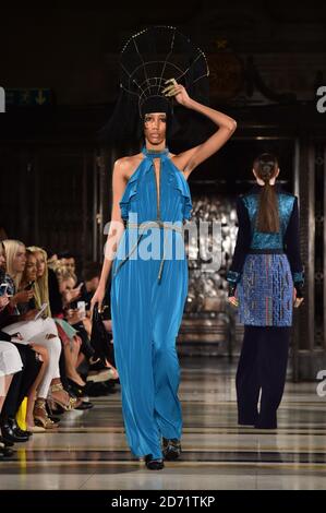 Modèles sur la passerelle pendant le spectacle Ashley Isham automne/hiver 2016 de la semaine de la mode de Londres, au Freemason's Hall, Londres Banque D'Images