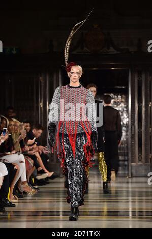 Modèles sur la passerelle pendant le spectacle Ashley Isham automne/hiver 2016 de la semaine de la mode de Londres, au Freemason's Hall, Londres Banque D'Images