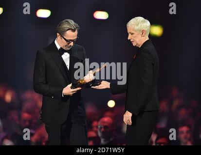 Gary Oldman accepte le Brit Icon Award d'Annie Lemmox au nom de feu David Bowie sur scène pendant les Brit Awards 2016 à l'O2 Arena, Londres. Banque D'Images