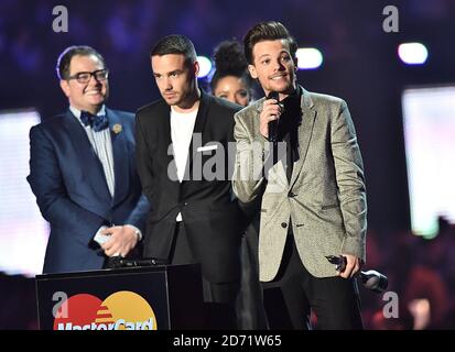 Liam Payne et Louis Tomlinson d'une direction avec le prix de la meilleure vidéo britannique sur scène lors des Brit Awards 2016 à l'O2 Arena, Londres. Banque D'Images