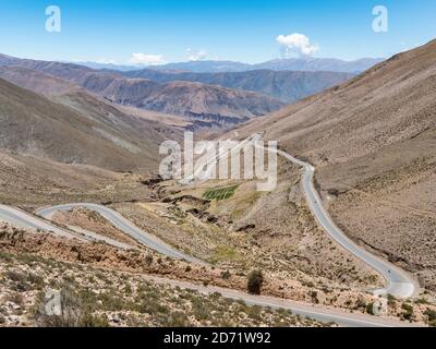 Route nationale RN 52, la route de montagne Cuesta del Lipan grimpant jusqu'à Abra de Potrerillos. Amérique du Sud, Argentine, novembre Banque D'Images