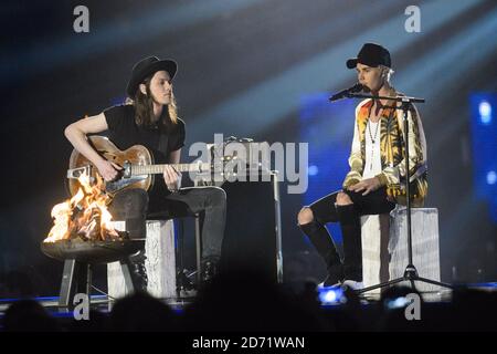 James Bay et Justin Bieber sur scène lors des Brit Awards 2016 à l'O2 Arena, Londres. Banque D'Images