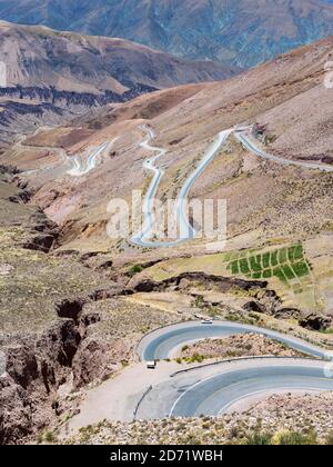 Route nationale RN 52, la route de montagne Cuesta del Lipan grimpant jusqu'à Abra de Potrerillos. Amérique du Sud, Argentine, novembre Banque D'Images