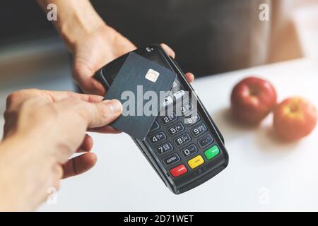 paiement sans contact nfc par carte de crédit et borne de pos Banque D'Images