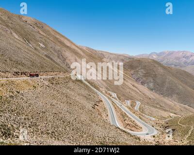 Route nationale RN 52, la route de montagne Cuesta del Lipan grimpant jusqu'à Abra de Potrerillos. Amérique du Sud, Argentine, novembre Banque D'Images