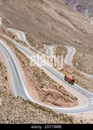 Route nationale RN 52, la route de montagne Cuesta del Lipan grimpant jusqu'à Abra de Potrerillos. Amérique du Sud, Argentine, novembre Banque D'Images