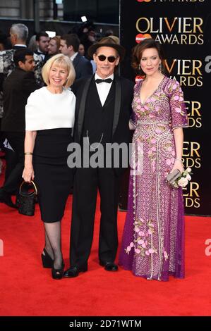 Mark Rylance avec la femme Claire van Kampen (L) et Juliet Rylance (R) participant au Prix Olivier, à l'Opéra royal de Londres. Banque D'Images