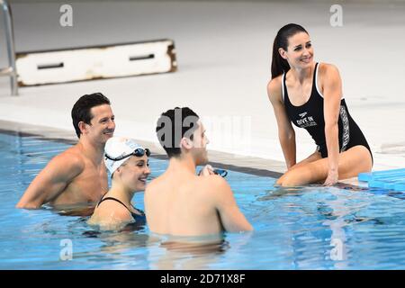 Kirsty Gallacher et Gethin Jones se joignent aux nageurs olympiques Michael Jamieson, Siobhan O'Connor et James Guy pour lancer la campagne « vive in » de Speedo, au centre aquatique du parc olympique de Londres, à Stratford. La campagne offre des sessions de natation gratuites pour aider les gens à se mettre en forme par la natation. Banque D'Images