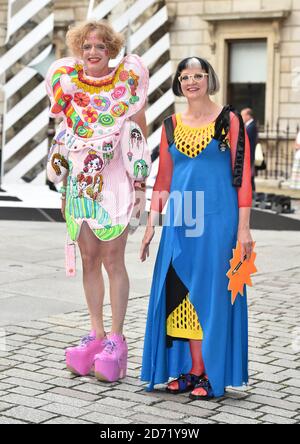 Grayson Perry et Philippa Perry assistent à la soirée de prévisualisation de l'exposition d'été de la Royal Academy of Arts, Burlington Gardens, Londres. (Crédit : Matt Crossick/EMPICS Entertainment) Banque D'Images