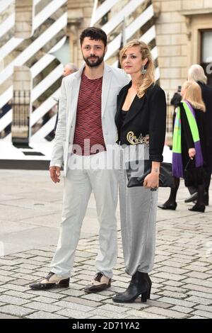 Conrad Shawcross et Carolina Mazzolari participant à la soirée de prévisualisation de l'exposition d'été de la Royal Academy of Arts, Burlington Gardens, Londres. (Crédit : Matt Crossick/EMPICS Entertainment) Banque D'Images