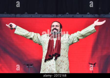 Mounir Troudi se produit avec l'Orchestre des musiciens syriens, sur la Pyramide Stage au Festival Glastonbury, à la ferme de la ville de Somerset. Banque D'Images