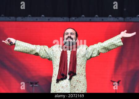 Mounir Troudi se produit avec l'Orchestre des musiciens syriens, sur la Pyramide Stage au Festival Glastonbury, à la ferme de la ville de Somerset. Banque D'Images