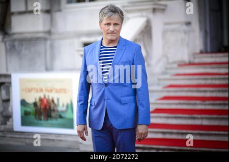 Viggo Mortensen assistant à la première pour Captain Fantastic, à Somerset House à Londres. (Crédit photo : Matt Crossick/EMPICS Entertainment) Banque D'Images