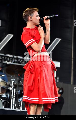 Olly Alexander d'années et d'années se présentant pendant le V Festival à Hylands Park à Chelmsford, Essex. Date de la photo: Samedi 20 août 2016. Le crédit photo devrait se lire: Matt Crossick/ EMPICS Entertainment. Banque D'Images