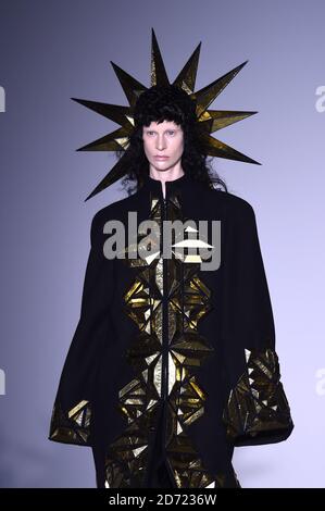 Modèles sur la passerelle pendant le spectacle Gareth Pugh Spring/Summer 2017 de la semaine de la mode de Londres, qui s'est tenu au BFC Show Space, Brewer Street car Park, Londres. Date de la photo : vendredi 16 septembre 2016. Le crédit photo devrait se lire: Matt Crossick/ EMPICS Entertainment. Banque D'Images