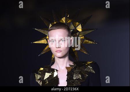 Modèles sur la passerelle pendant le spectacle Gareth Pugh Spring/Summer 2017 de la semaine de la mode de Londres, qui s'est tenu au BFC Show Space, Brewer Street car Park, Londres. Date de la photo : vendredi 16 septembre 2016. Le crédit photo devrait se lire: Matt Crossick/ EMPICS Entertainment. Banque D'Images