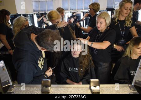 Les modèles se préparent en coulisses lors de la présentation de la semaine de la mode de Londres du printemps/été 2017 de Belstaff, qui s'est tenue à la Victoria House, à Londres. Date de la photo: Dimanche 17 2016 septembre. Le crédit photo devrait se lire: Matt Crossick/ EMPICS Entertainment. Banque D'Images