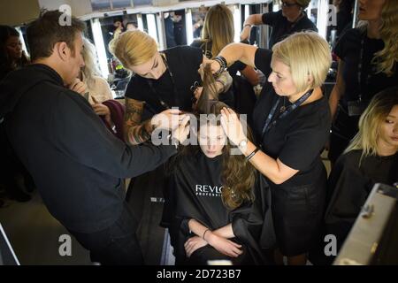 Les modèles se préparent en coulisses lors de la présentation de la semaine de la mode de Londres du printemps/été 2017 de Belstaff, qui s'est tenue à la Victoria House, à Londres. Date de la photo: Dimanche 17 2016 septembre. Le crédit photo devrait se lire: Matt Crossick/ EMPICS Entertainment. Banque D'Images