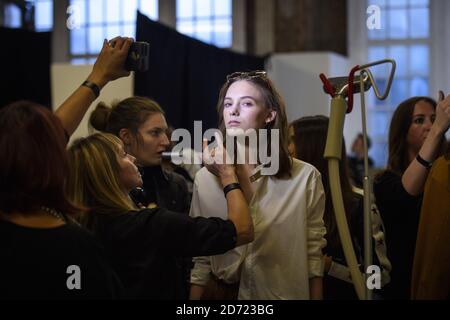 Les modèles se préparent en coulisses lors de la présentation de la semaine de la mode de Londres du printemps/été 2017 de Belstaff, qui s'est tenue à la Victoria House, à Londres. Date de la photo: Dimanche 17 2016 septembre. Le crédit photo devrait se lire: Matt Crossick/ EMPICS Entertainment. Banque D'Images