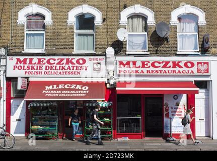 Un supermarché polonais à Shepherd's Bush, à l'ouest de Londres. Le 30 septembre marquera 100 jours depuis que le Royaume-Uni a voté pour quitter l'UE, au cours desquels l'immigration en provenance d'Europe de l'est et les crimes haineux contre les immigrants ont tous deux augmenté. Banque D'Images