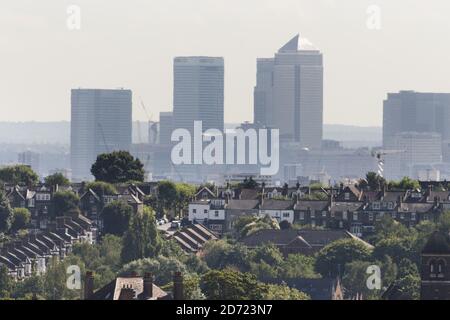 Vue générale des rangées de maisons à Haringey, dans le nord de Londres, avec HSBC Bank et Canary Wharf en arrière-plan. Le 30 septembre marquera 100 jours depuis que le Royaume-Uni a voté pour quitter l'UE, et la baisse de la valeur de la livre qui en a résulté a incité les acheteurs étrangers à acheter des biens immobiliers dans toute la capitale, y compris dans les régions traditionnellement moins chères. Banque D'Images