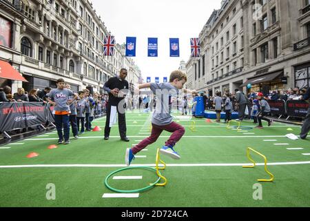 Les fans d'American football participent à la NFL sur Regent Street, dans le centre de Londres. L'événement des fans a vu la rue fermée à la circulation, pour promouvoir le jeu de la série internationale à Wembley entre les Indianapolis Colts et les Jacksonville Jaguars qui ont lieu demain. Date de la photo: Samedi 1er octobre 2016. Le crédit photo devrait se lire: Matt Crossick/ EMPICS Entertainment. Banque D'Images