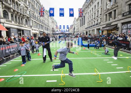 Les fans d'American football participent à la NFL sur Regent Street, dans le centre de Londres. L'événement des fans a vu la rue fermée à la circulation, pour promouvoir le jeu de la série internationale à Wembley entre les Indianapolis Colts et les Jacksonville Jaguars qui ont lieu demain. Date de la photo: Samedi 1er octobre 2016. Le crédit photo devrait se lire: Matt Crossick/ EMPICS Entertainment. Banque D'Images