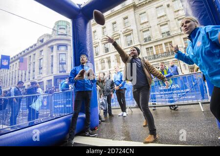Les fans d'American football participent à la NFL sur Regent Street, dans le centre de Londres. L'événement des fans a vu la rue fermée à la circulation, pour promouvoir le jeu de la série internationale à Wembley entre les Indianapolis Colts et les Jacksonville Jaguars qui ont lieu demain. Date de la photo: Samedi 1er octobre 2016. Le crédit photo devrait se lire: Matt Crossick/ EMPICS Entertainment. Banque D'Images