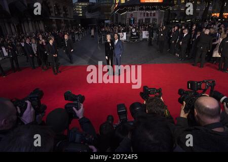 Nicole Kidman et Dev Patel participant à la projection du Lion au 60ème Festival du film de Londres de BFI au cinéma Odeon, Londres. Date de la photo: Mercredi 12 octobre 2016. Le crédit photo devrait se lire: Matt Crossick/ EMPICS Entertainment. Banque D'Images