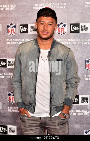 Alex Oxlade-Chamberlain assistant au lancement de la NFL House, à Holborn, Londres. Date de la photo: Jeudi 20 octobre 2016. Le crédit photo devrait se lire: Matt Crossick/ EMPICS Entertainment. Le site sera ouvert pendant 10 jours pour célébrer les trois matchs de la NFL qui auront lieu à Londres en octobre. Banque D'Images