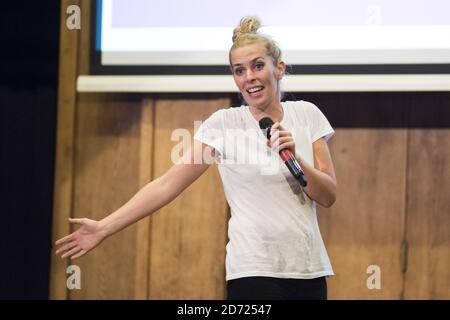 Sara Pascoe se présentant au stand Up for Refugees, une nuit de comédie pour recueillir de l'argent pour aider les réfugiés, au Conway Hall de Londres. Date de la photo: Mercredi 9 novembre 2016. Le crédit photo devrait se lire: Matt Crossick/ EMPICS Entertainment. Banque D'Images