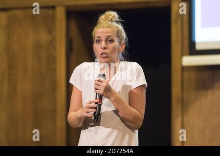 Sara Pascoe se présentant au stand Up for Refugees, une nuit de comédie pour recueillir de l'argent pour aider les réfugiés, au Conway Hall de Londres. Date de la photo: Mercredi 9 novembre 2016. Le crédit photo devrait se lire: Matt Crossick/ EMPICS Entertainment. Banque D'Images