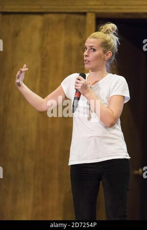 Sara Pascoe se présentant au stand Up for Refugees, une nuit de comédie pour recueillir de l'argent pour aider les réfugiés, au Conway Hall de Londres. Date de la photo: Mercredi 9 novembre 2016. Le crédit photo devrait se lire: Matt Crossick/ EMPICS Entertainment. Banque D'Images