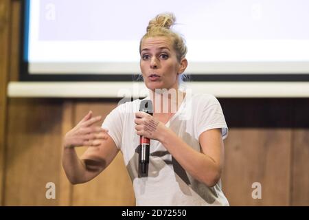 Sara Pascoe se présentant au stand Up for Refugees, une nuit de comédie pour recueillir de l'argent pour aider les réfugiés, au Conway Hall de Londres. Date de la photo: Mercredi 9 novembre 2016. Le crédit photo devrait se lire: Matt Crossick/ EMPICS Entertainment. Banque D'Images