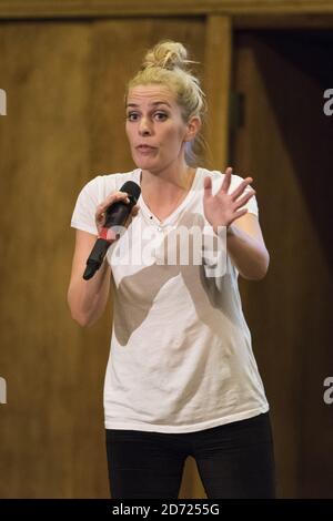 Sara Pascoe se présentant au stand Up for Refugees, une nuit de comédie pour recueillir de l'argent pour aider les réfugiés, au Conway Hall de Londres. Date de la photo: Mercredi 9 novembre 2016. Le crédit photo devrait se lire: Matt Crossick/ EMPICS Entertainment. Banque D'Images