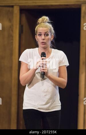 Sara Pascoe se présentant au stand Up for Refugees, une nuit de comédie pour recueillir de l'argent pour aider les réfugiés, au Conway Hall de Londres. Date de la photo: Mercredi 9 novembre 2016. Le crédit photo devrait se lire: Matt Crossick/ EMPICS Entertainment. Banque D'Images