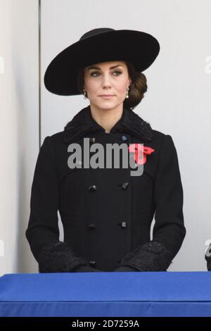 La duchesse de Cambridge lors du service du dimanche du souvenir annuel au mémorial Cenotaph à Whitehall, dans le centre de Londres, a tenu en hommage aux membres des forces armées qui sont morts dans des conflits majeurs. Date de la photo: Dimanche 13 novembre 2016. Le crédit photo devrait se lire: Matt Crossick/ EMPICS Entertainment. Banque D'Images