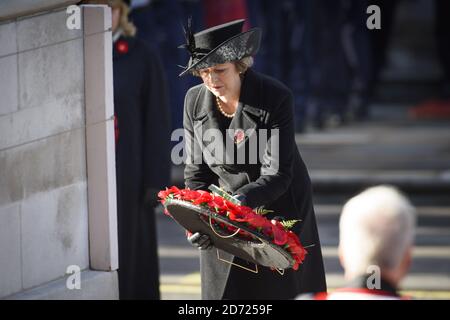 La première ministre Theresa May dépose une couronne pendant le service du dimanche du souvenir annuel au mémorial Cenotaph à Whitehall, dans le centre de Londres, en hommage aux membres des forces armées qui sont morts dans des conflits majeurs. Date de la photo: Dimanche 13 novembre 2016. Le crédit photo devrait se lire: Matt Crossick/ EMPICS Entertainment. Banque D'Images