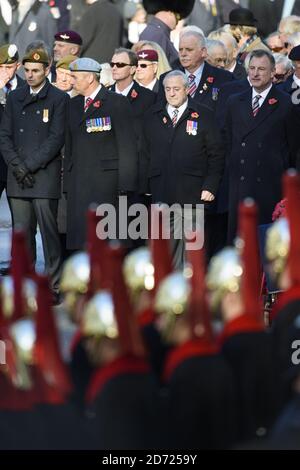 Les anciens combattants qui assistent au service du dimanche du souvenir annuel au monument commémoratif de Cenotaph à Whitehall, dans le centre de Londres, ont tenu en hommage aux membres des forces armées qui sont morts dans des conflits majeurs. Date de la photo: Dimanche 13 novembre 2016. Le crédit photo devrait se lire: Matt Crossick/ EMPICS Entertainment. Banque D'Images