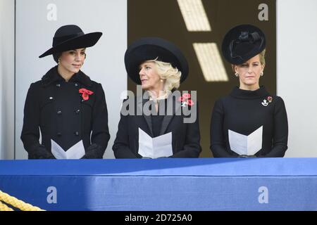 La duchesse de Cambridge, la duchesse de Cornouailles et la comtesse de Wessex lors du service du dimanche du souvenir annuel au mémorial de Cenotaph à Whitehall, dans le centre de Londres, a tenu en hommage aux membres des forces armées qui sont morts dans des conflits majeurs. Date de la photo: Dimanche 13 novembre 2016. Le crédit photo devrait se lire: Matt Crossick/ EMPICS Entertainment. Banque D'Images