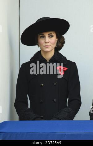 La duchesse de Cambridge lors du service du dimanche du souvenir annuel au mémorial Cenotaph à Whitehall, dans le centre de Londres, a tenu en hommage aux membres des forces armées qui sont morts dans des conflits majeurs. Date de la photo: Dimanche 13 novembre 2016. Le crédit photo devrait se lire: Matt Crossick/ EMPICS Entertainment. Banque D'Images